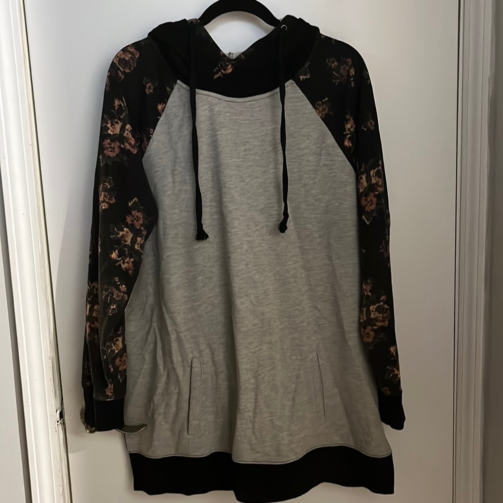 Maurice’s long med weight sweatshirt super cute